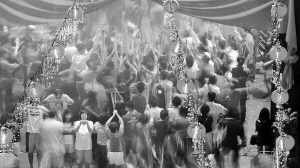 2月9日，新加坡市民在農(nóng)歷除夕夜到新加坡滑鐵盧街的一間廟里祈福。