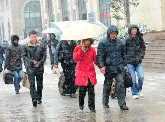 風(fēng)雪難阻歸家路 實拍大雪中的春運(yùn)