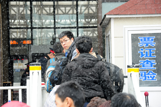 風(fēng)雪難阻歸家路 實拍大雪中的春運(yùn)