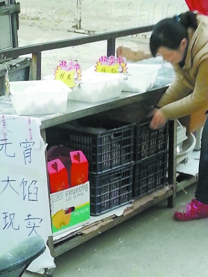 頭天沒賣掉的元宵和原料就放在攤柜里，沒有任何遮擋。