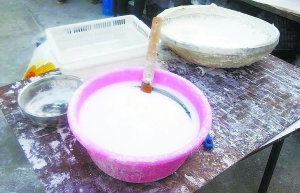露天擺放的制作原料。