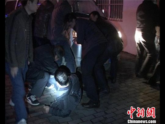 眾人抬車救人。 林增崇 攝