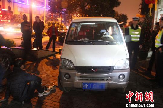 眾人抬車救人。 林增崇 攝