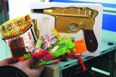 傍校小店備足三無(wú)零食坐等開學(xué) 大賺孩子壓歲錢