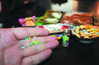 傍校小店備足三無(wú)零食坐等開學(xué) 大賺孩子壓歲錢