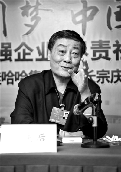 昨日，蟬聯(lián)中國內(nèi)地首富的全國人大代表、娃哈哈集團董事長宗慶后，到京參加全國人大會議。實習生 楊奉焓