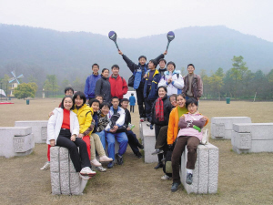 高一時(shí)，全班去太子灣公園玩。右二穿著黃色衣服的是張京。左上中間穿著黑衣服的女孩是也進(jìn)了外交部的趙婷，圍紅色格子圍巾的是胡躍波老師。圖片由胡躍波老師提供