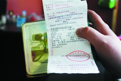 市民反映五星電器標(biāo)價(jià)虛高 記者暗訪購物標(biāo)價(jià)468元的耳機(jī)砍掉330元
