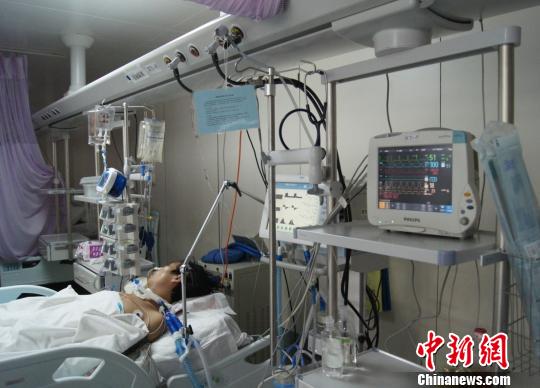 洞房花燭夜被中國古人稱為人生四喜之一，但對于來自山西省偏遠山村的李瑞江來說，新婚之夜足以成為其人生之大悲。李瑞江疑因被“鬧洞房”時導致的支氣管斷裂及并發(fā)癥，或?qū)⒆兂芍参锶?。張怡攝