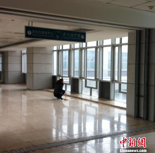洞房花燭夜被中國古人稱為人生四喜之一，但對于來自山西省偏遠山村的李瑞江來說，新婚之夜足以成為其人生之大悲。李瑞江疑因被“鬧洞房”時導致的支氣管斷裂及并發(fā)癥，或?qū)⒆兂芍参锶恕堚鶖z