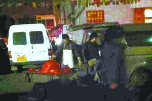 攤主將成品裝車，運往岳各莊。攝于17日凌晨4時40分