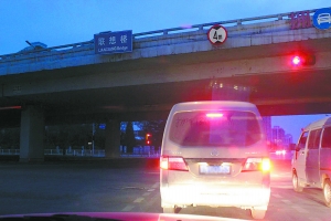 運輸途中。攝于17日凌晨5時07分