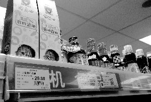 永旺超市里，兒童醬油價格不菲且品種繁多，但買的顧客較少。信息時報記者 郭柯堂 攝 